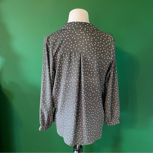 Cute grey polka dot where to work or lunch top. - Picture 4 of 4
